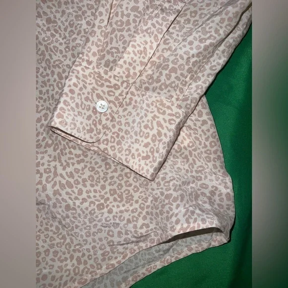 Rails Kate 100% Silk Animal Print Patterned Button-Down Shirt size Large- Flaw - Picture 8 of 12